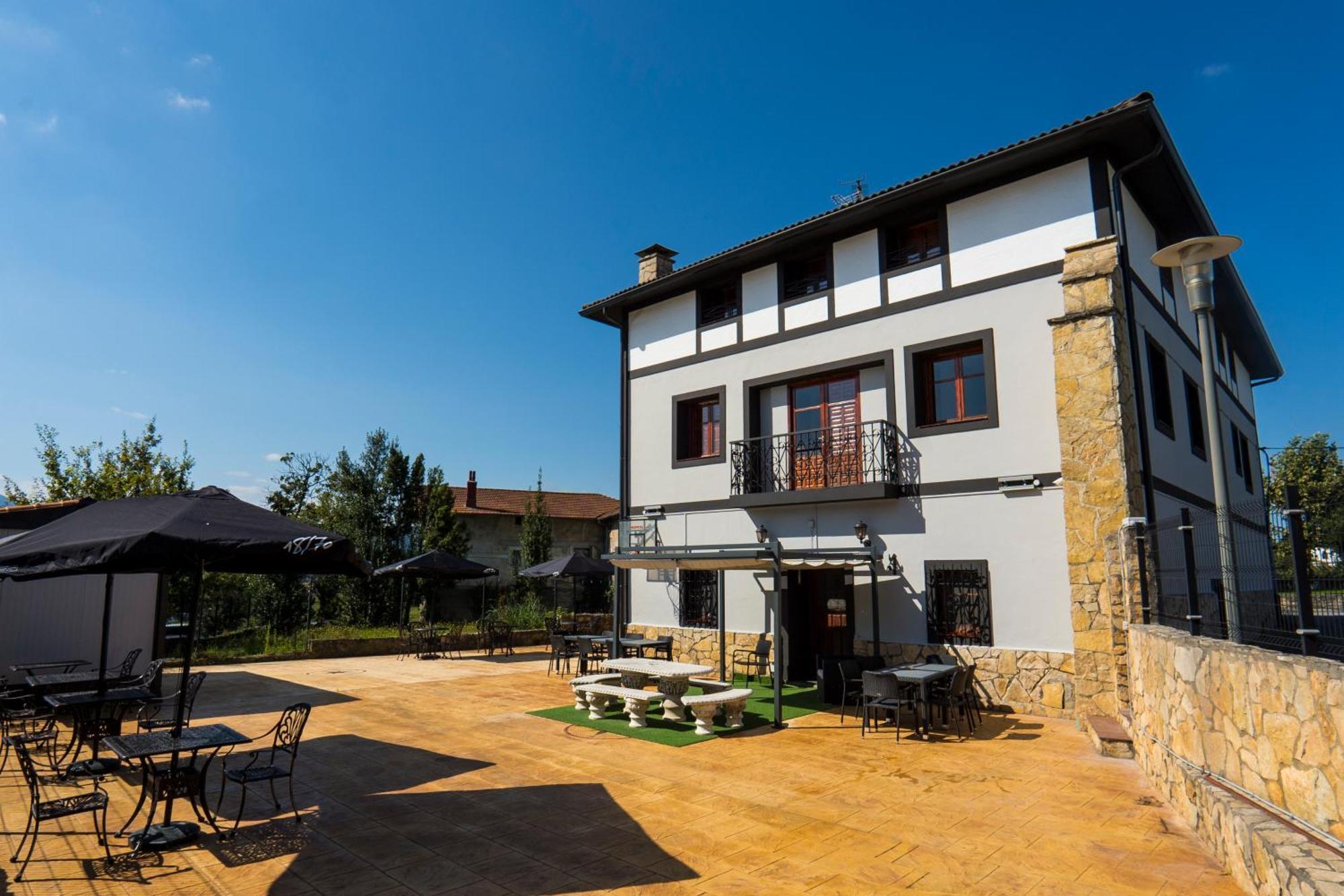 Paratene Ostatu Habitaciones Эрандио Экстерьер фото